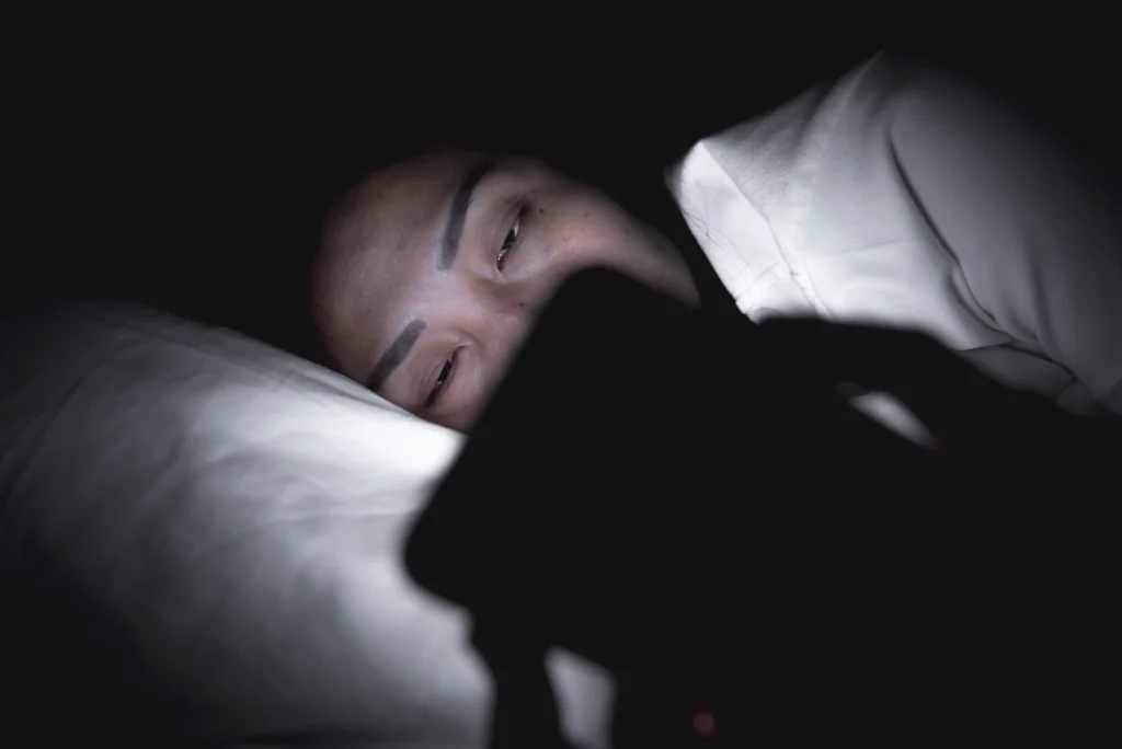 Begadang Scroll Handphone? Ini Dampaknya ke Rambut Rontok!