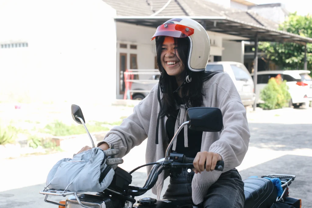 Sering Pakai Helm Rambut Rontok dan Lepek | Mitos Atau Fakta?