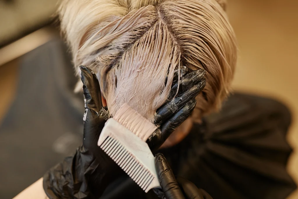 Lagi Tren Mewarnai Rambut? Ini Dampaknya ke Kesehatan Rambut!