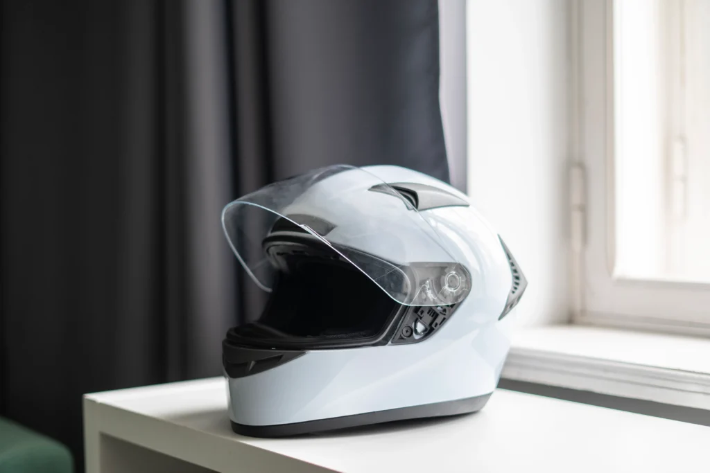 Sering Pakai Helm Buat Rambut Rontok? Baca Dampaknya Disini!
