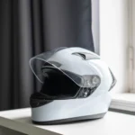 Sering Pakai Helm Buat Rambut Rontok? Baca Dampaknya Disini!
